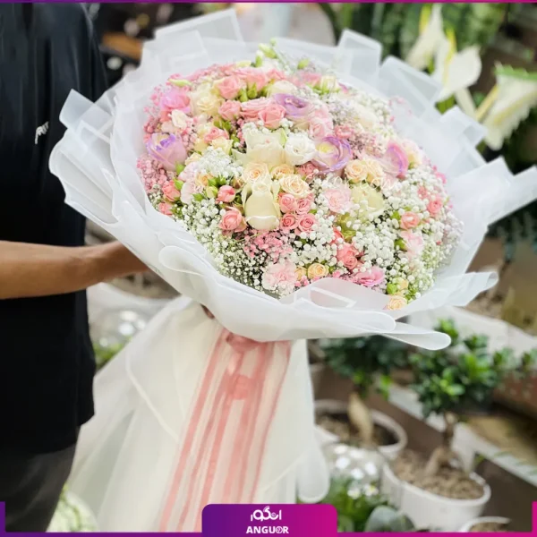 دسته گل بزرگ با گلهای رز و رز مینیاتوری و ژیپسوفیلا از گلفروشی آنلاین انگور