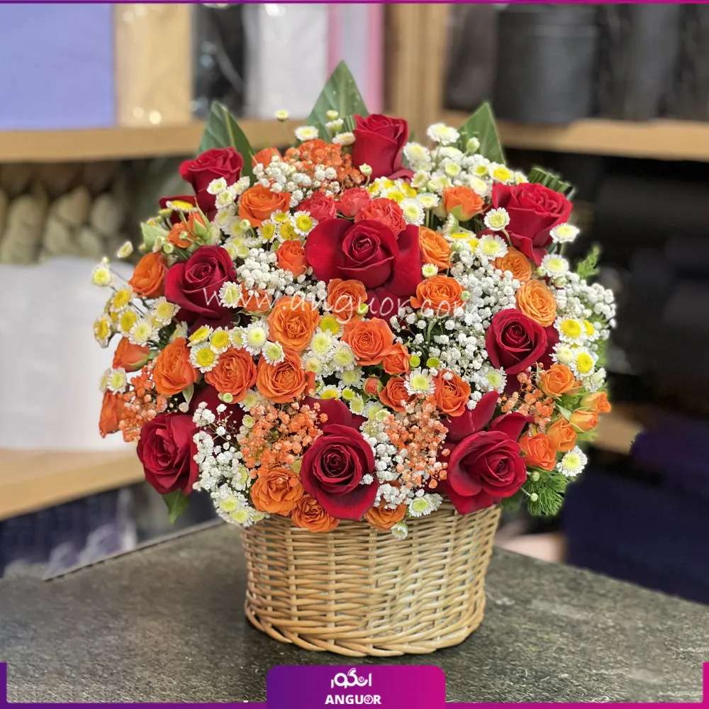 سبد گل ارزان و شیک با گلهای رز و رز مینیاتوری با تم رنگی نارنجی و قرمز