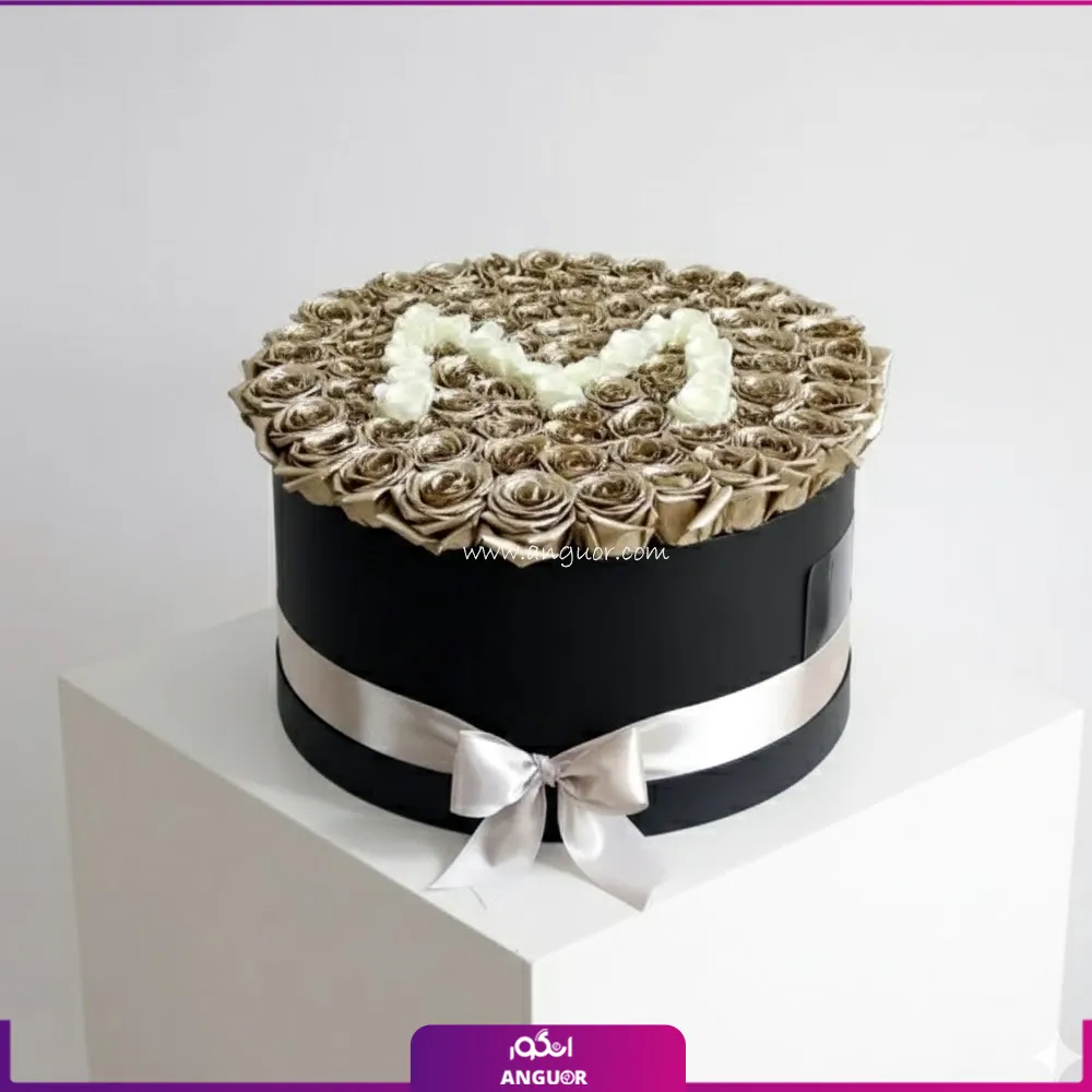 باکس حرف m با گل رز طلایی و سفید در باکس گرد مشکی باکس گل رز طلایی حرف M - Image 1