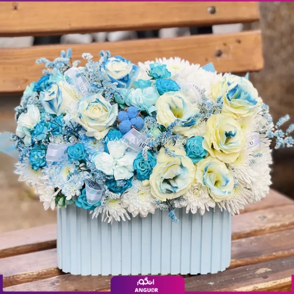 باکس گل با گلهای رز و داوودی و رز مینیاتوری با تم رنگی سفید و آبی